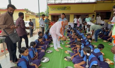 विधायक ललित चंद्राकर ने बच्चों के साथ बांटी खुशी
