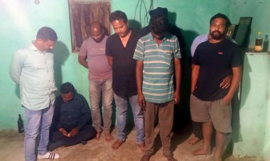 जुआ फड़ में दुर्ग पुलिस की रेड, 8 जुआरियों से 1.05 लाख कैश सहित 9.15 लाख का सामान जब्त