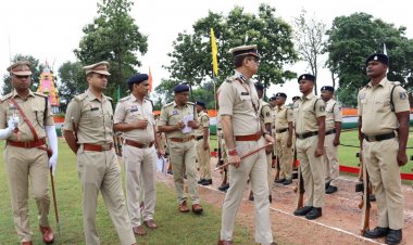आईजी ने सुनी अधिकारी-कर्मचारियों की गुजारिश, रक्षित केन्द्र बलरामपुर में ली परेड की सलामी