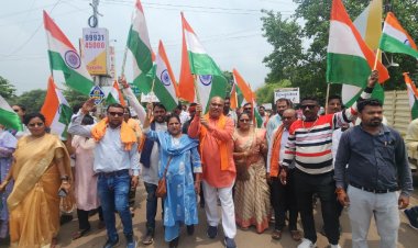 भारत माता की जयकारे से गूंजा रिसाली, निकली भव्य तिरंगा यात्रा, विधायक श्री चन्द्राकर भी हुए शामिल