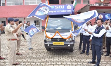दुर्ग पुलिस और SBI की संयुक्त पहल, SSP ने साइबर जागरूकता रथ को दिखाई हरी झंडी