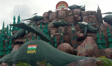 देश भक्ति से प्रेरित आपरेशन सिंदूर के थीम पर बना भव्य पंडाल 