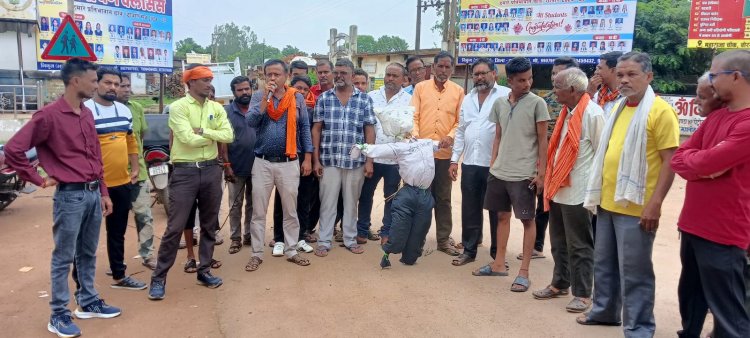 कथित धर्मांतरण के विरोध में ग्राम निकुम में पुतला दहन