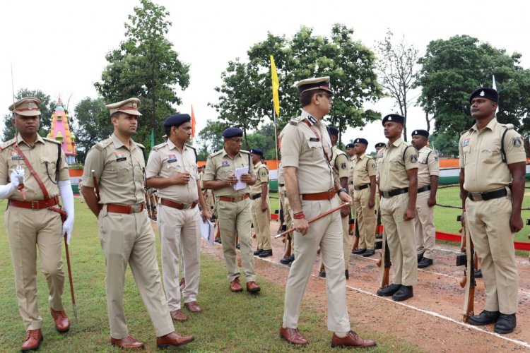 आईजी ने सुनी अधिकारी-कर्मचारियों की गुजारिश, रक्षित केन्द्र बलरामपुर में ली परेड की सलामी