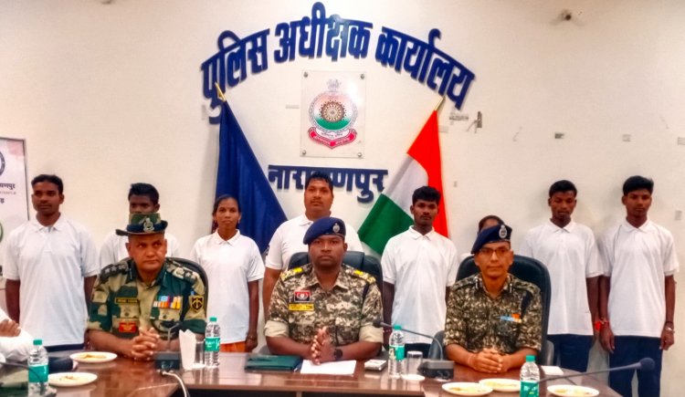 30 लाख ईनामी दो महिला समेत 8 माओवादी नक्सलियों ने किया सरेंडर