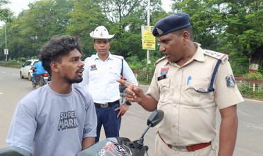 दुर्ग यातायात पुलिस की सख्त कार्रवाई शुरू, आज से  सेंट्रल एवेन्यू रोड पर हेलमेट अनिवार्य