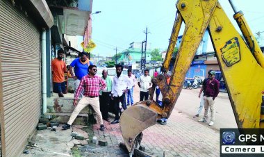 निगम ने नाली के उपर से अवैध अतिक्रमण को हटाया 