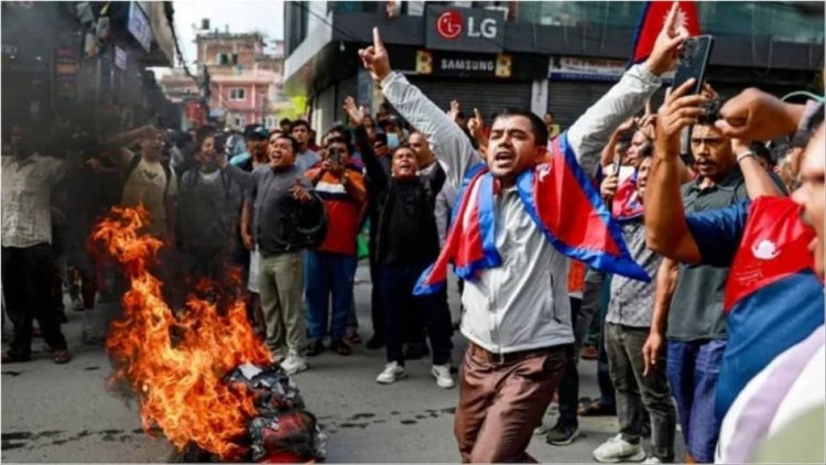 नेपाल में हिंसक प्रदर्शन, पीएम ओली का इस्तीफा, 20 की मौत, पूर्व प्रधानमंत्री की पत्नी को जिंदा जलाया