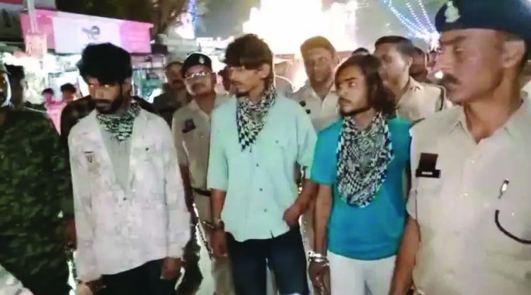 आदिवासी युवती से सामूहिक दुष्कर्म के तीन आरोपियों का पुलिस ने निकाला जुलूस