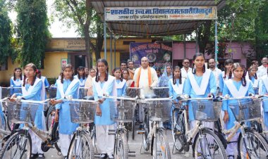 विधायक ललित चंद्राकर ने छात्राओं को दी साइकिल, कहा-हर बेटी आगे बढ़े, यही असली दीपावली