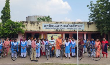 दुर्ग ग्रामीण विधायक ललित चंद्राकर ने मरोदा में 22 छात्राओं को दी साइकिल, बच्चों ने घंटी बजाकर किया अभिवादन