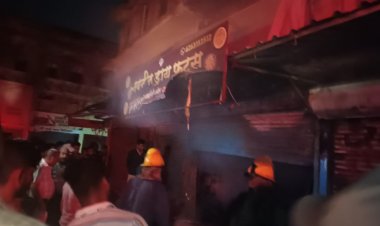 दुर्ग के इंदिरा मार्केट में ड्राई फ्रूट्स की दुकान में लगी भीषण आग, फायर ब्रिगेड की तत्परता से बड़ी घटना टली, देखें VIDEO