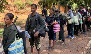 कांकेर में 21 माओवादी कैडर ने छोड़ा हिंसा का रास्ता, हथियारों के साथ किया आत्मसमर्पण