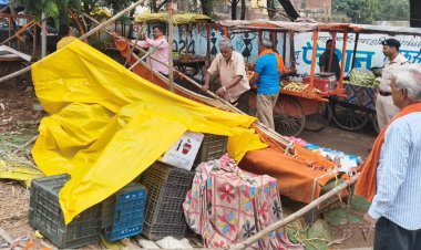 अवैध एवं अस्थायी फल ठेला संचालकों पर निगम ने की बेदखली कर्रवाई 