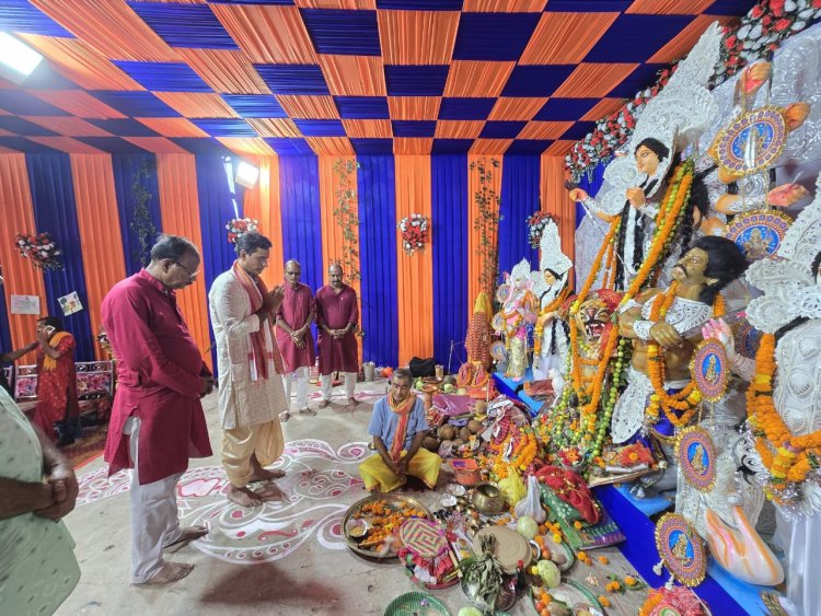 विधायक देवेन्द्र यादव ने महानवमीं पर की माता रानी के दर्शन, कालीबाड़ी में की पूजा-अर्चना 