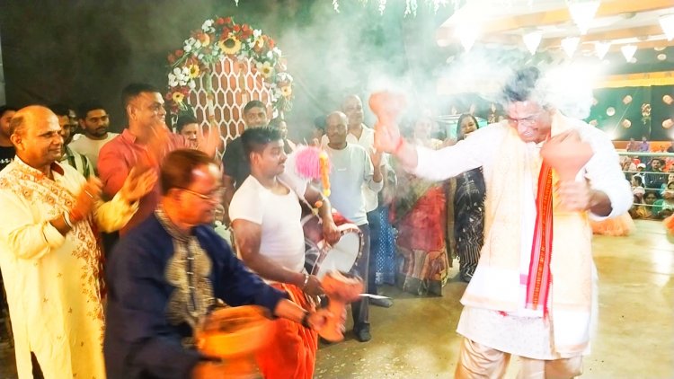 हाउसिंग बोर्ड कालीबाड़ी में मां दुर्गा की आराधना कर विधायक देवेंद्र यादव ने किया धुनुची नृत्य