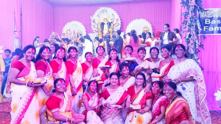 हुडको कालीबाड़ी में सिंदूर खेला की धूम, बाजे-गाजे के साथ मां दुर्गा का विसर्जन, देखें झलिकयां