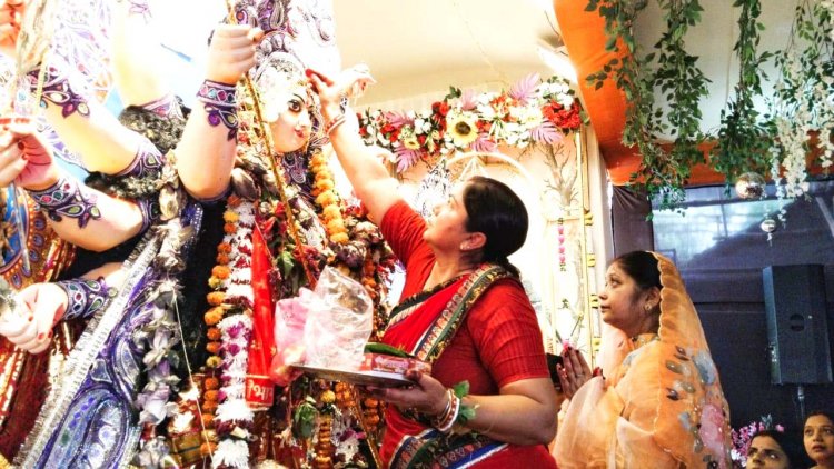 हाऊसिंग बोर्ड कालीबाड़ी में सिंदूर खेला, मां दुर्गा से सुख-समृद्धि और परिवार की खुशहाली की कामना