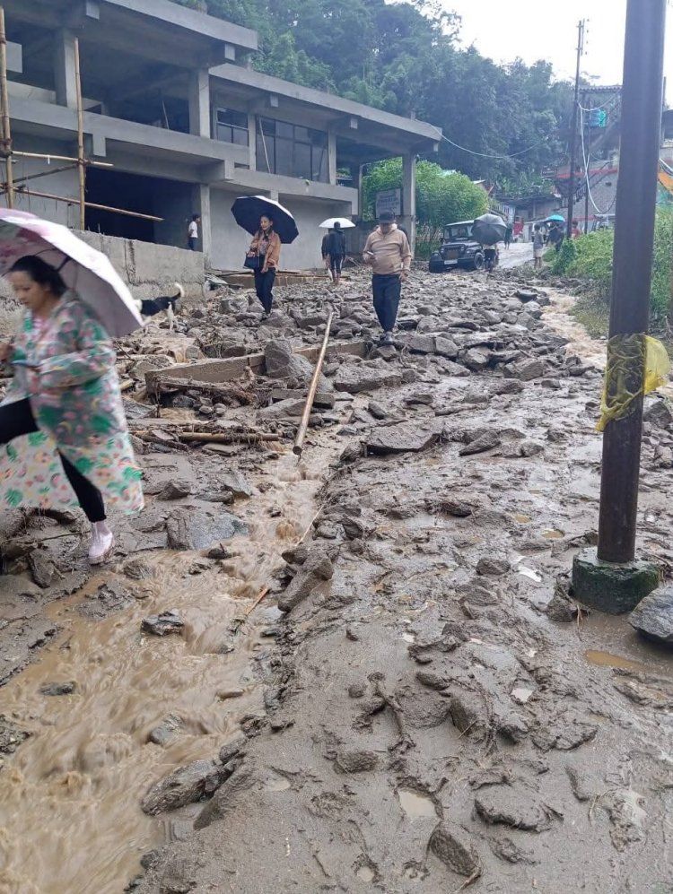 उत्तर बंगाल में तबाही मचाती बारिश, दार्जिलिंग में भूस्खलन, छह की मौत, कई इलाकों का संपर्क टूटा
