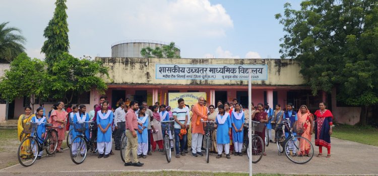 दुर्ग ग्रामीण विधायक ललित चंद्राकर ने मरोदा में 22 छात्राओं को दी साइकिल, बच्चों ने घंटी बजाकर किया अभिवादन
