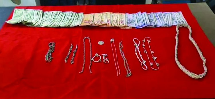चोरी का खुलासा, तीन आरोपी गिरफ्तार, लाखों रुपए के जेवरात और नगदी बरामद