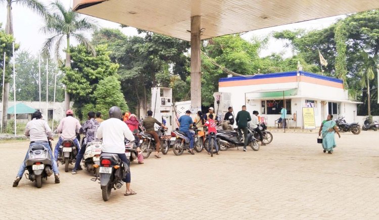 कागजों में सिमटा कलेक्टर का आदेश, बिना हेलमेट दिया जा रहा पेट्रोल