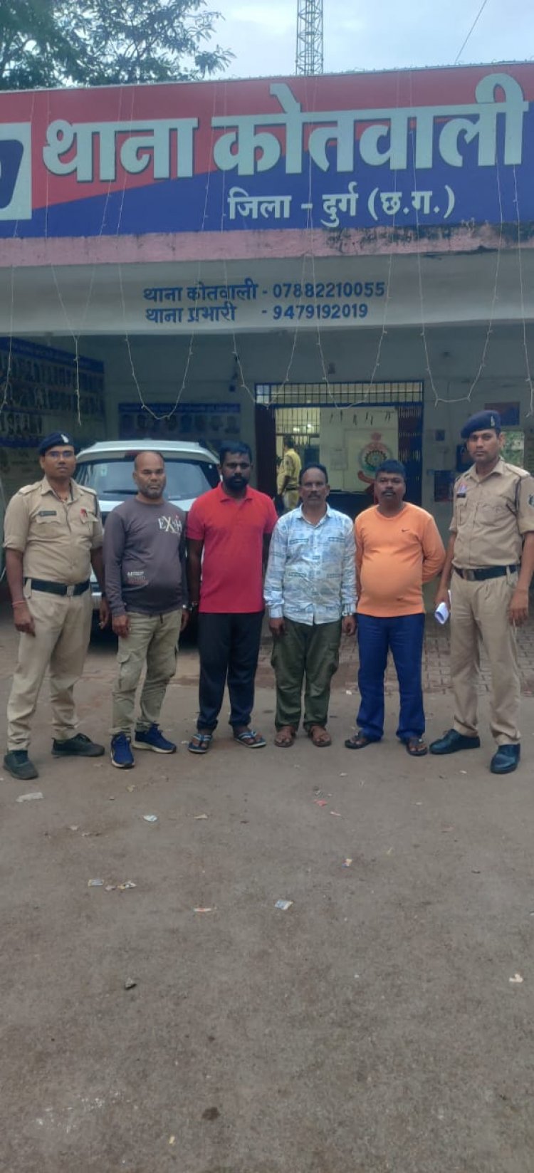 दुर्ग पुलिस ने होटल से पकड़े ओडिशा के 5 संदिग्ध, जादू-टोना के उपकरण बरामद, एक के पास चाकू भी मिला