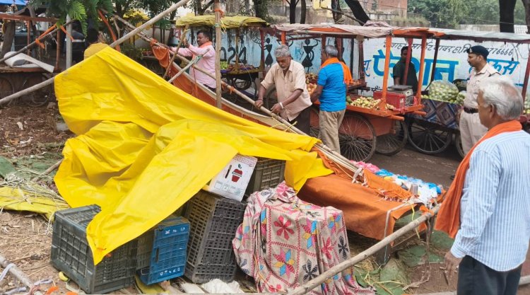 अवैध एवं अस्थायी फल ठेला संचालकों पर निगम ने की बेदखली कर्रवाई