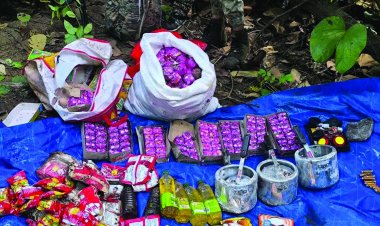 जंगलों से मिला नक्सलियों का विस्फोटक जखीरा