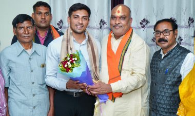 सीजी पीएससी टॉपर देवेश साहू का दुर्ग ग्रामीण विधायक ललित चंद्राकर ने किया सम्मान