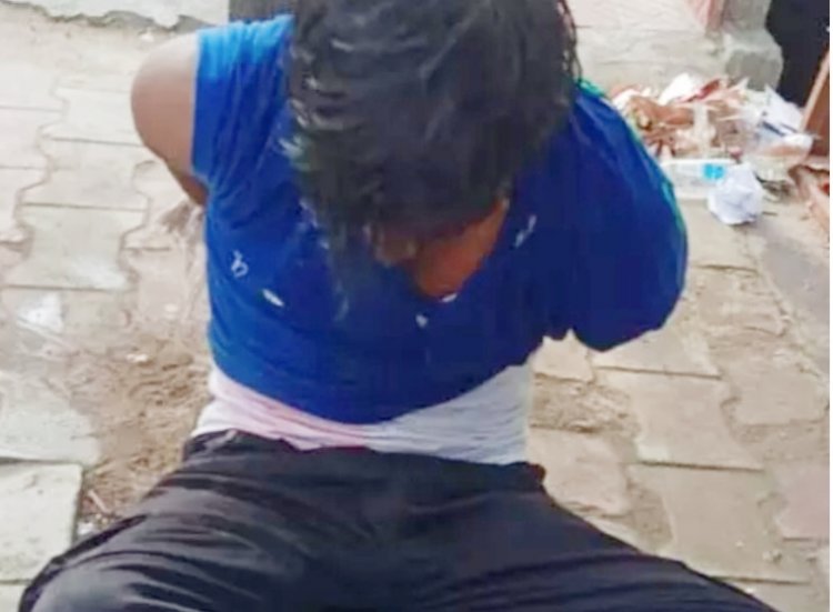 डॉक्टर के घर घुसा चोर, मोहल्लेवालों ने पुलिस को सौंपा