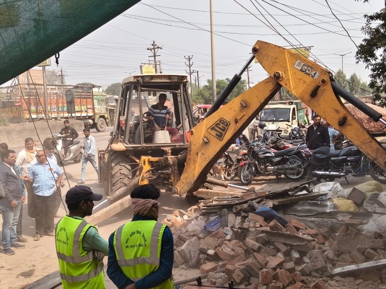 निगम ने आवागमन बाधित करने वाले अवैध दुकान को किया बेदखल