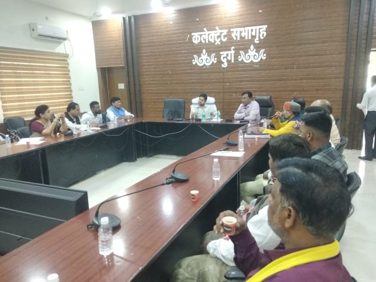 दुर्ग में राजनीतिक दलों की बैठक, कलेक्टर की मौजूदगी में मतदाता सूची के गहन पुनरीक्षण पर चर्चा