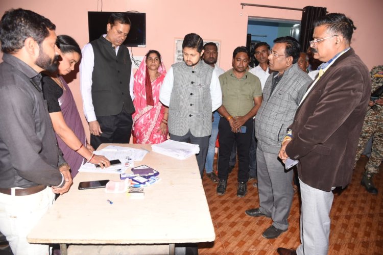 संभाग आयुक्त और कलेक्टर ने किए डिजिलाइजेशन कार्य का निरीक्षण