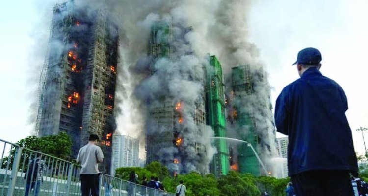 हांगकांग में भीषण आग, सात इमारतों तक फैली लपटें,  55 की मौत और 279 लापता