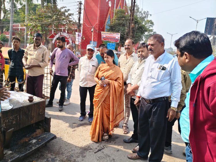 महापौर अलका बाघमार ने चार्ज रोड डामरीकरण कार्य का किया निरीक्षण, पूजा अर्चना कर करवाया कार्य का शुभारंभ