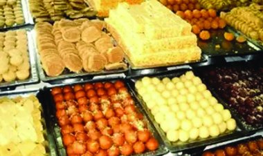 रायपुर में मिलावट पर बड़ी कार्रवाई 14.63 लाख की नकली मिठाइयां और पनीर जब्त