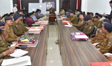 दुर्ग पुलिस की वर्षांत समीक्षा बैठक, एसएसपी अग्रवाल ने जनता से बेहतर व्यवहार और डिजिटल कार्यप्रणाली पर दिया जोर