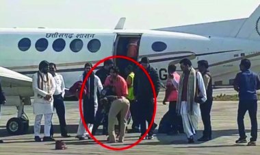 टीआई ने वर्दी में धीरेंद्र शास्त्री के किए चरण स्पर्श, वीडियो वायरल होने पर लाइन अटैच