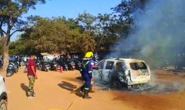 मैत्री गार्डन पार्किंग में खड़ी कार में लगी आग