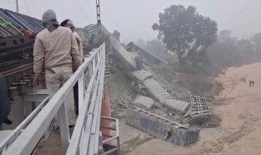 देर रात बड़ा हादसा, मालगाड़ी के 8 डिब्बे पटरी से उतरे, तीन डिब्बे पुल से नीचे गिरे