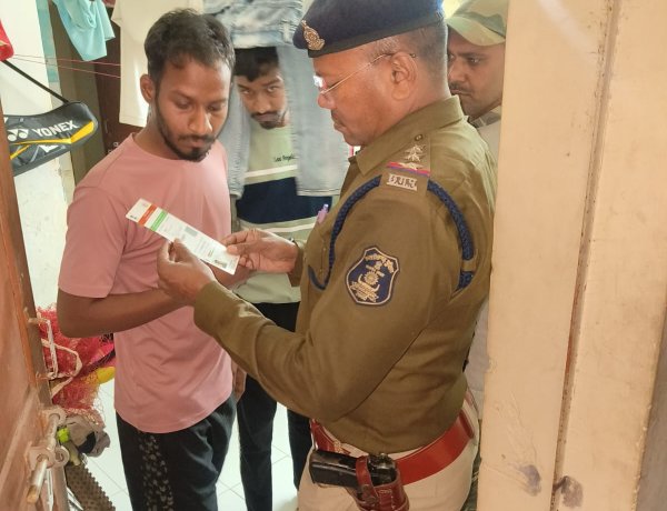 दुर्ग पुलिस का छापा: 78 पौव्वा शराब और गांजा बरामद