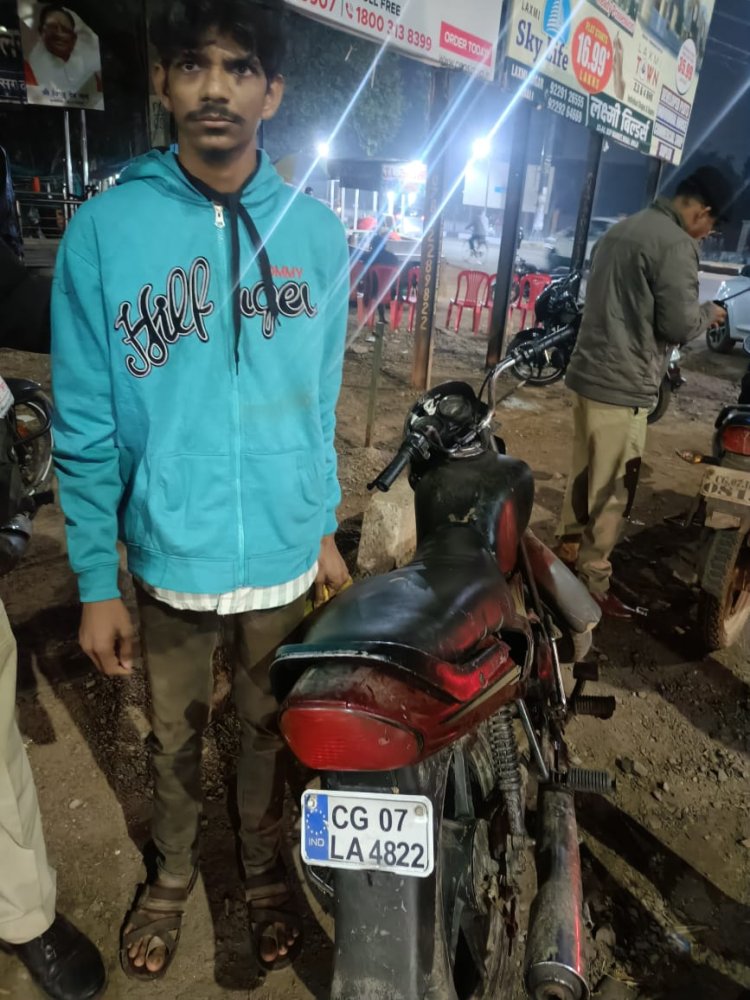 डीपीएस चौक में चोरी की बाइक पकड़ी गई, फर्जी नंबर प्लेट लगाकर चला रहा था संदेही