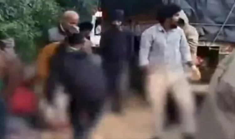 बस खाई में गिरी, 8 की मौत; कई यात्री घायल