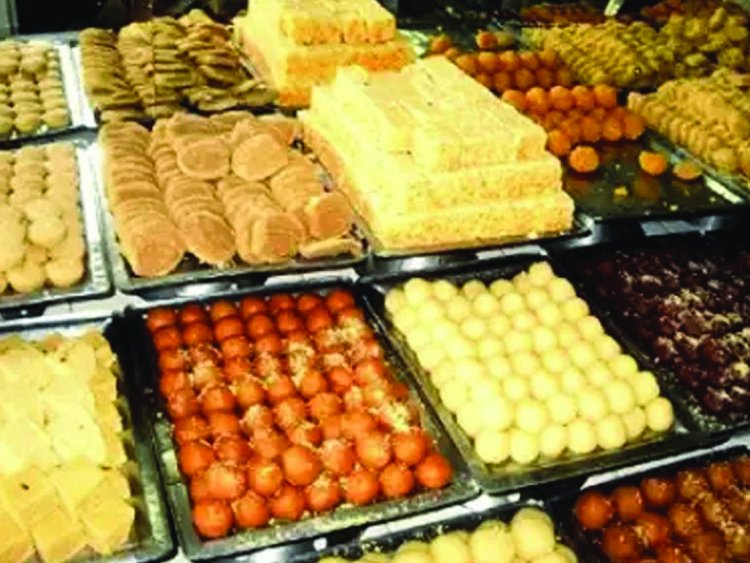 रायपुर में मिलावट पर बड़ी कार्रवाई 14.63 लाख की नकली मिठाइयां और पनीर जब्त