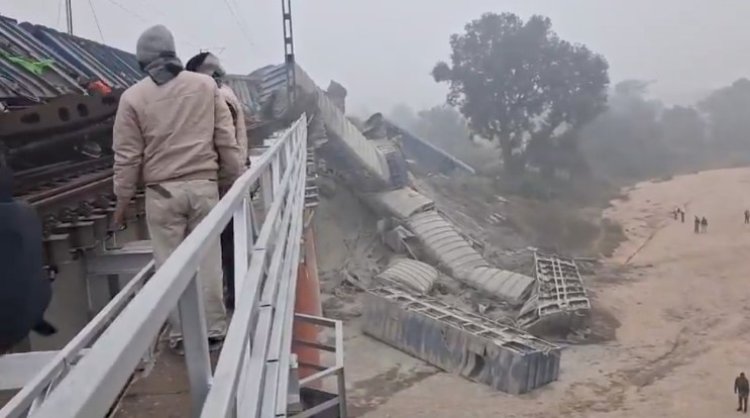 देर रात बड़ा हादसा, मालगाड़ी के 8 डिब्बे पटरी से उतरे, तीन डिब्बे पुल से नीचे गिरे