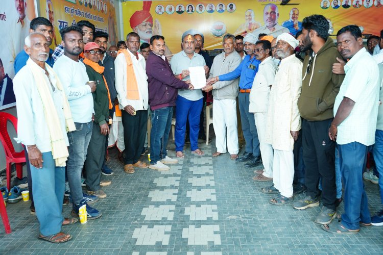 टावर लाइन निर्माण से प्रभावित किसानों ने दुर्ग ग्रामीण विधायक से की शिकायत, उचित मुआवजा की मांग