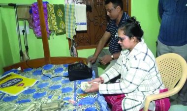 अतिरिक्त तहसीलदार के ठिकानों पर विजिलेंस की छापेमारी, घर से 75–80 लाख रुपये कैश बरामद