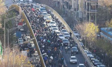 ईरान में आर्थिक संकट गहराया: रियाल रिकॉर्ड निचले स्तर पर, महंगाई विस्फोटक; चौथे दिन भड़के बड़े विरोध प्रदर्शन