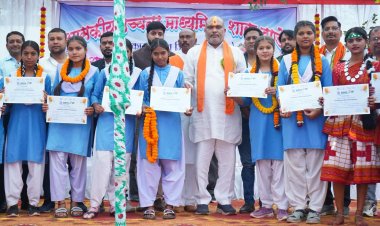 डुण्डेरा और कोड़िया स्कूल के वार्षिकोत्सव में शामिल हुए विधायक ललित चंद्राकर, प्रतिभावान छात्रों का किया सम्मान